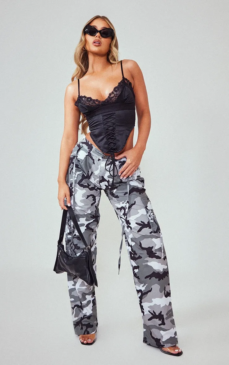 Pantalon cargo léger en nylon gris imprimé camouflage à taille basse
