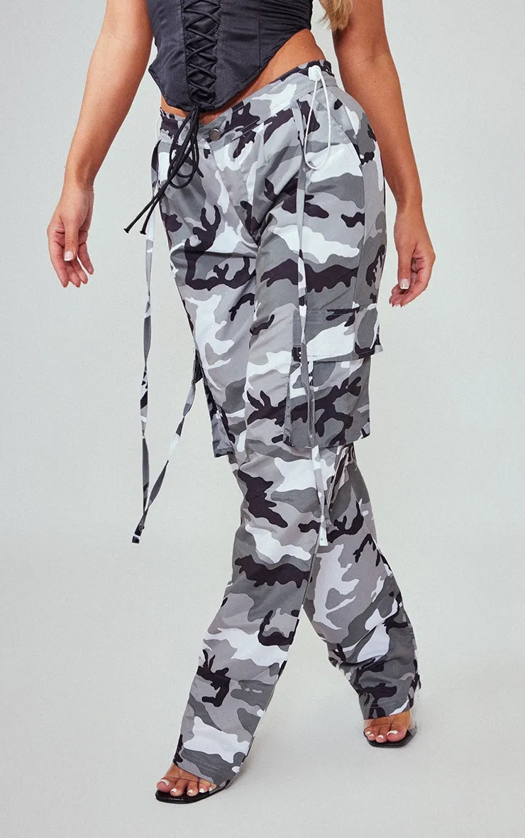 Pantalon cargo léger en nylon gris imprimé camouflage à taille basse